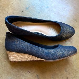 Clarks ultimate comfort collection – 8 WIDE navy and gold canvas + tan wedge.